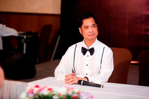 Ca sĩ Ngọc Sơn chỉn chu trong cách ăn mặc.