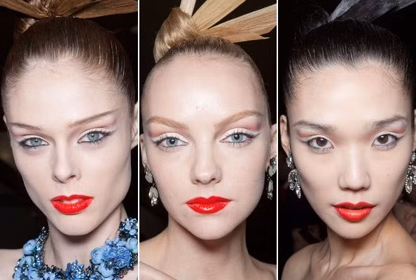 Màu son đỏ tiếp tục "thống trị" trong BST cả NTK Zac Posen, kết hợp tóc buộc cao cực ấn tượng. Màu son đỏ tiếp tục "thống trị" trong BST cả NTK Zac Posen, kết hợp tóc buộc cao cực ấn tượng.