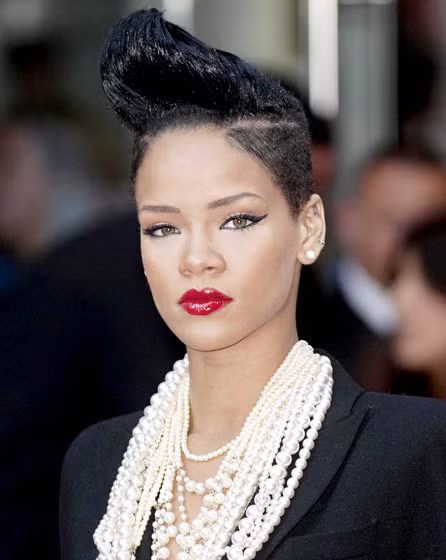 Kiểu đầu như "sét đánh" này của Rihanna từng rất được ngưỡng mộ, cộng thêm phong cách trang điểm ấn tượng khiến cô càng "ăn điểm". Kiểu đầu như "sét đánh" này của Rihanna từng rất được ngưỡng mộ, cộng thêm phong cách trang điểm ấn tượng khiến cô càng "ăn điểm".