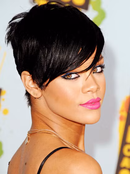 Tóc tém quả rất hợp với Rihanna và đã làm nên hình ảnh một nữ ca sỹ trẻ trung, tươi mới tràn đầy sức sống cuả làng nhạc thế giới. Tóc tém quả rất hợp với Rihanna và đã làm nên hình ảnh một nữ ca sỹ trẻ trung, tươi mới tràn đầy sức sống cuả làng nhạc thế giới.
