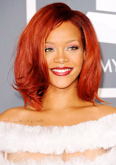 Hiếm ngôi sao này xuất hiện với màu tóc đỏ, Rihanna lại hoàn toàn tự tin với màu tóc nổi bật này, kiểu tóc ngắn ngang vai khiến cô thật trẻ trung, gợi cảm. Hiếm ngôi sao này xuất hiện với màu tóc đỏ, Rihanna lại hoàn toàn tự tin với màu tóc nổi bật này, kiểu tóc ngắn ngang vai khiến cô thật trẻ trung, gợi cảm.