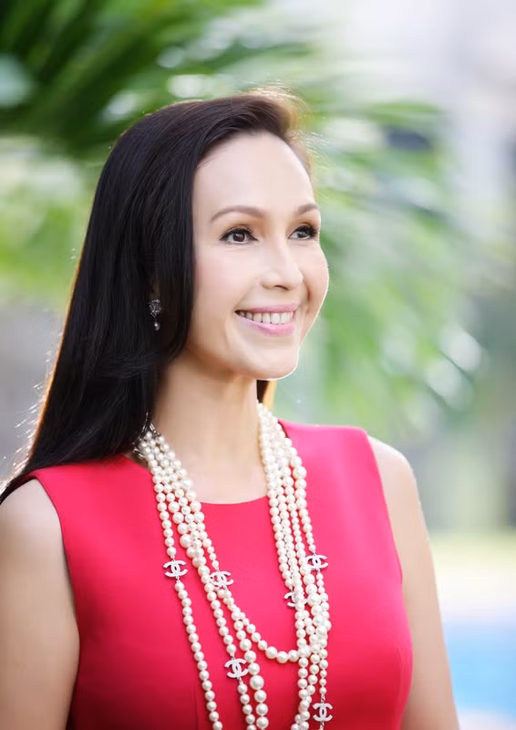 Rất bình thản với con số 50 tuổi tròn trĩnh, Diễm My cười tươi: "Đối với tôi, độ tuổi 50 là độ tuổi đẹp nhất. Tôi đang dần bước vào buổi hoàng hôn của đời người".