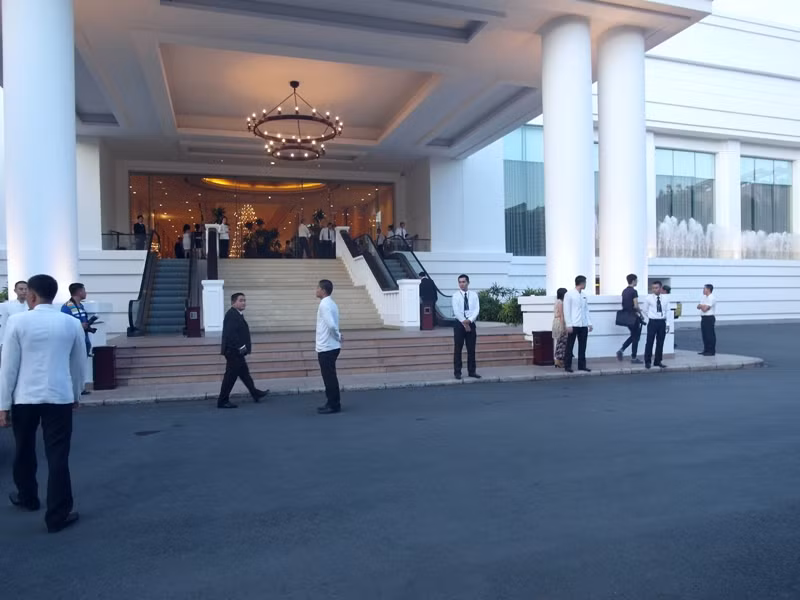 Phóng viên chỉ được đứng ngoài sân nhà hàng White Palace tác nghiệp và hoàn toàn không chụp ảnh được Tăng Thanh Hà. Phóng viên chỉ được đứng ngoài sân nhà hàng White Palace tác nghiệp và hoàn toàn không chụp ảnh được Tăng Thanh Hà.