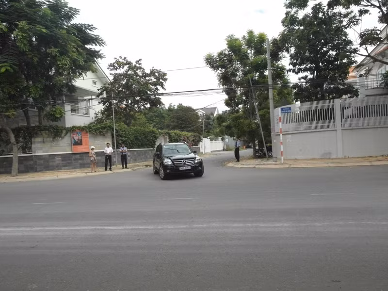 Lối vào nhà chồng của Tăng Thanh Hà có 3 bảo vệ đứng gác, dứt khoát không cho phóng viên vào. Lối vào nhà chồng của Tăng Thanh Hà có 3 bảo vệ đứng gác, dứt khoát không cho phóng viên vào.
