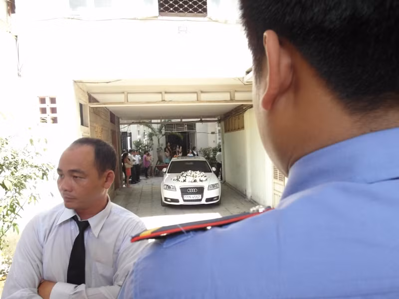 Một người thân của Tăng Thanh Hà và một bảo vệ áng ngữ ngay cánh cửa đi chung vào khu dân cư. Phải quẹo qua tay phải, đi một đoạn nữa mới đến nhà cô diễn viên xinh đẹp này. Một người thân của Tăng Thanh Hà và một bảo vệ áng ngữ ngay cánh cửa đi chung vào khu dân cư. Phải quẹo qua tay phải, đi một đoạn nữa mới đến nhà cô diễn viên xinh đẹp này.