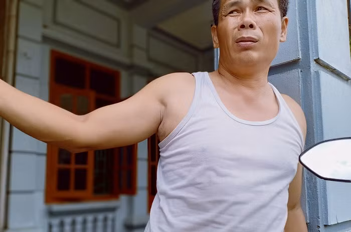 Ông Sơn, trưởng thôn Đoài xác nhận địa chỉ mà trường Trung cấp Y - Dược Cộng đồng Hà Nội đăng ký là địa chỉ ma (Ảnh: N.D)