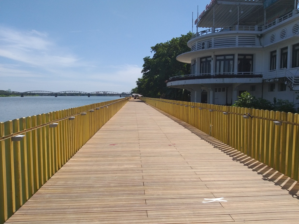 Con đường gỗ lim “siêu sang” với giá trị hơn 5 tỷ đồng nằm ngay sát sông Hương.