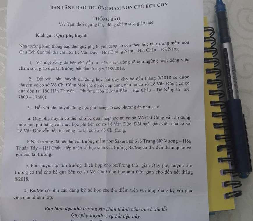 Tờ rơi thông báo của Ban lãnh đạo nhà trường đến phụ huynh, còn chủ trường thì mất liên lạc. Ảnh: TT Tờ rơi thông báo của Ban lãnh đạo nhà trường đến phụ huynh, còn chủ trường thì mất liên lạc. Ảnh: TT