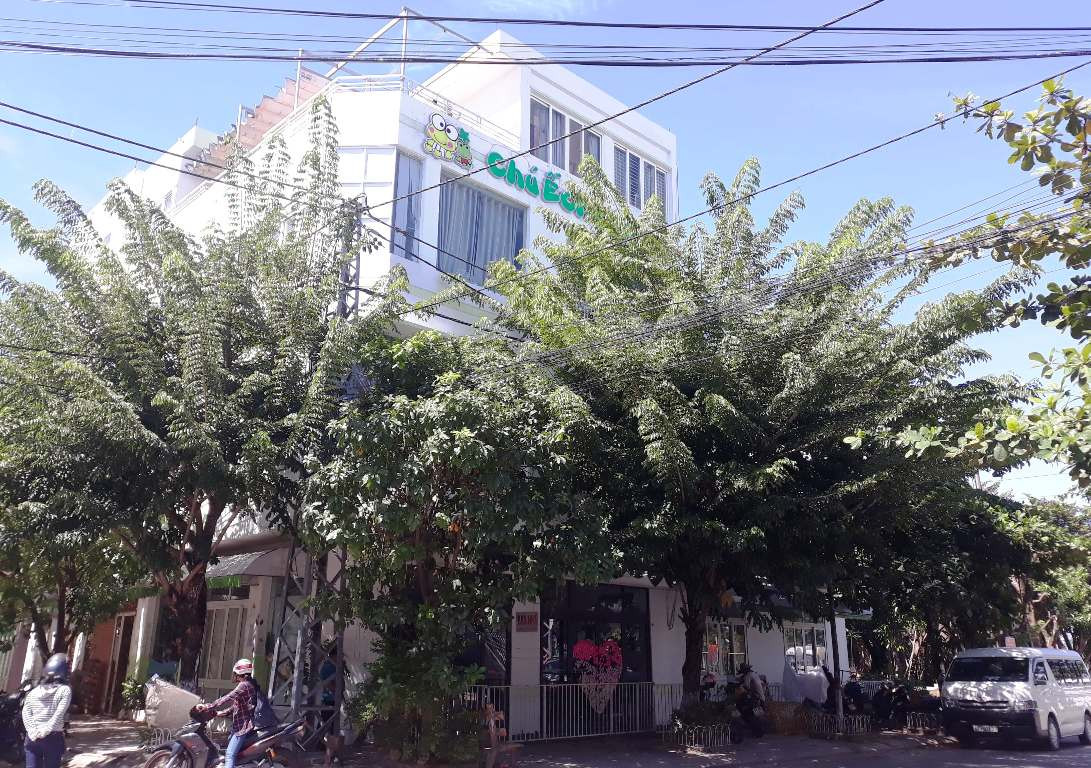 Trường mầm non Chú Ếch Con bị treo biển "bán nhà" khiến hàng trăm học sinh, giáo viên bơ vơ. Ảnh: TT Trường mầm non Chú Ếch Con bị treo biển "bán nhà" khiến hàng trăm học sinh, giáo viên bơ vơ. Ảnh: TT