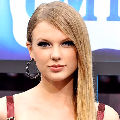 Hiếm khi khán giả bắt gặp kiểu tóc thẳng của Taylor Swift. Nhưng dù để kiểu tóc nào, trông cô vẫn đầy quyến rũ.
