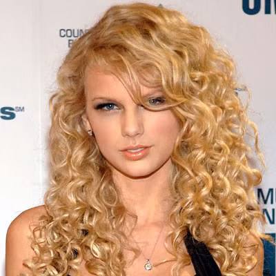 Style tóc xoăn và buông dài là kiểu tóc mà Taylor Swift khá ưa thích và thường xuyên sử dụng, dù khi đi dạo phố hay tham gia các sự kiện.