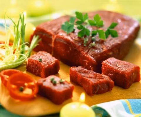 Thịt bò: Trong “Ẩm thiện chính yếu” có chỉ rõ, thịt lợn không nên kết hợp với thịt bò. Theo cách lý giải của đông y, thịt lợn tính hàn, chua; còn thịt bò tính ôn, ngọt, có tác dụng bổ tì vị, ích khí. Vì vậy, hai thực phẩm được xem là tương khắc, nếu kết hợp trong cùng một món ăn sẽ làm giảm giá trị dinh dưỡng của thực phẩm. Xem thêm: 26 loại thực phẩm giúp bạn ‘thanh lọc’ cơ thể