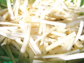 Ngó sen hầm đại táo: ngó sen 150g, đại táo 250g. Ngó sen rửa sạch, cắt đoạn, đại táo thái thành 2 - 4 lát. Cho vào nấu nhừ, gạn lấy nước uống. Dùng cho các trường hợp ban xuất huyết dưới da, chảy máu chân răng do giảm tiểu cầu, còn có tác dụng khai vị trợ tiêu hoá. Xem thêm:Những thói quen xấu "ăn cắp" giấc ngủ ngon của bạn Ngó sen hầm đại táo: ngó sen 150g, đại táo 250g. Ngó sen rửa sạch, cắt đoạn, đại táo thái thành 2 - 4 lát. Cho vào nấu nhừ, gạn lấy nước uống. Dùng cho các trường hợp ban xuất huyết dưới da, chảy máu chân răng do giảm tiểu cầu, còn có tác dụng khai vị trợ tiêu hoá. Xem thêm:Những thói quen xấu "ăn cắp" giấc ngủ ngon của bạn