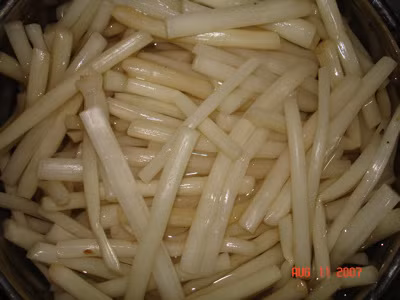 Nước ép ngó sen gừng tươi (khương ngẫu ẩm): ngó sen tươi 30 - 50g, gừng tươi 5 - 8g, ép vắt lấy nước trộn đều, chia 3 lần uống trong ngày. Dùng cho các trường hợp nôn thổ dai dẳng khát nước. Xem thêm:Những thói quen xấu "ăn cắp" giấc ngủ ngon của bạn Nước ép ngó sen gừng tươi (khương ngẫu ẩm): ngó sen tươi 30 - 50g, gừng tươi 5 - 8g, ép vắt lấy nước trộn đều, chia 3 lần uống trong ngày. Dùng cho các trường hợp nôn thổ dai dẳng khát nước. Xem thêm:Những thói quen xấu "ăn cắp" giấc ngủ ngon của bạn