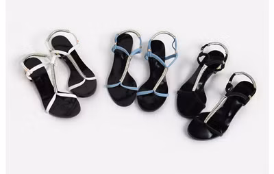 Trong thời điểm hiện tại thì sandal quai mảnh, đế bệt với nhiều gam màu khác nhau sẽ là phụ kiện hoàn hảo dành cho bạn. Xem thêm:Phụ kiện nào được yêu chuộng nhất năm 2011