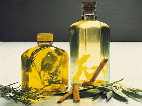 Dầu ô liu: Trong dầu ô liu giàu hàm lượng chất chống ôxy hoá polyphenol. Chất này được công nhận có khả năng làm giảm cảm giác đau. Ngoài ra, hàm lượng phong phú chất béo không no trong dầu ô liu còn giúp tăng cường sức khoẻ cho xương, phòng ngừa các bệnh liên quan. Xem thêm: Bạn bị thương và thâm tím, phải làm sao?