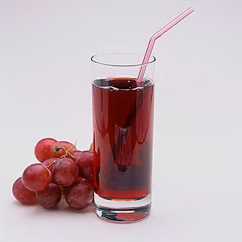 Bởi các thức uống làm từ nho có chứa resveratrol, là nguyên tố không nên nạp quá nhiều vào cơ thể. Nguyên tố này có trong mọi thực phẩm liên quan đến nho. Do đó, bạn cũng không nên ăn nho và uống rượu vang hoặc nước ép nho trong cùng 1 ngày. Xem thêm: Bạn bị thương và thâm tím, phải làm sao?