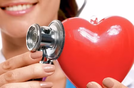 Bảo vệ tim: Mùa hè là mùa sinh lý học tim hoạt động mạnh nhất, mệt mỏi nhất. Khi dương dư thừa, lửa quá nhiều sẽ khiến cho cơ thể dễ sinh ra khó chịu, tức giận, đồng thời cũng làm giảm chức năng miễn dịch của cơ thể, làm phát sinh các bệnh khác nhau. Đó là phần nào nguyên do vì sao mùa hè thường tăng cao các bệnh nhân huyết áp cao, rối loạn nhịp tim. Xem thêm: "Ướp hương" cơ thể với những "thảo dược" dân dã quanh ta