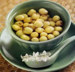 Mồ hôi bài tiết nhiều qua da nên làm giảm nhiệt độ bề mặt. Ngoài bổ sung nước ấm, bạn cũng có thêm rất nhiều lựa chọn khác như ăn các loại rau và trái cây lợi tiểu, chẳng hạn như dưa hấu, hạt sen...Nếu đổ mồ hôi quá nhiều thì bạn nên uống nước muối loãng thay vì uống nước đun sôi. Xem thêm: "Ướp hương" cơ thể với những "thảo dược" dân dã quanh ta