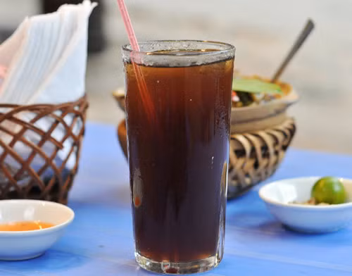 Thứ hai, chúng ta nên chú ý ăn các thực phẩm nuôi dưỡng trái tim. Thời tiết nóng nực, uống các thức uống mát như nước sâm, nhãn... hay ăn cháo kê táo tàu là lựa chọn tốt. Ngoài ra, mùa hè nên hạn chế ăn các thực phẩm mặn, nội tạng động vật, lòng đỏ trứng hay các thực phẩm giàu chất béo và cholesterol khác. Xem thêm: "Ướp hương" cơ thể với những "thảo dược" dân dã quanh ta