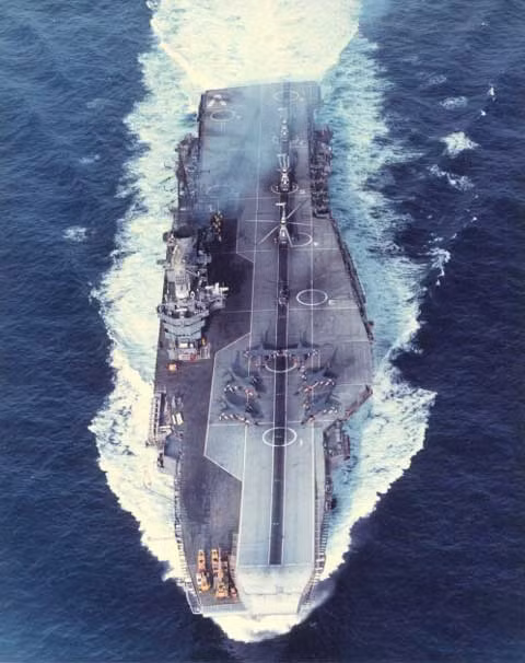 Tàu sân bay duy nhất của Ấn Độ là INS Viraat (tên cũ là HMS Hermes) mua lại từ nước Anh Tàu sân bay duy nhất của Ấn Độ là INS Viraat (tên cũ là HMS Hermes) mua lại từ nước Anh