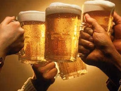 Bệnh tim bia: Trong nước giải khát các loại rượu, hàm lượng cồn ở trong bia là ít nhất, hàm lượng của 1 lít bia tương đương với hàm lượng cồn của 50g rượu trắng, vì vậy rất nhiều người xem bia giống như đồ giải khát mùa hè. Xem thêm:Nhận diện mụn và phương cách "cạch mặt" chúng Bệnh tim bia: Trong nước giải khát các loại rượu, hàm lượng cồn ở trong bia là ít nhất, hàm lượng của 1 lít bia tương đương với hàm lượng cồn của 50g rượu trắng, vì vậy rất nhiều người xem bia giống như đồ giải khát mùa hè. Xem thêm:Nhận diện mụn và phương cách "cạch mặt" chúng