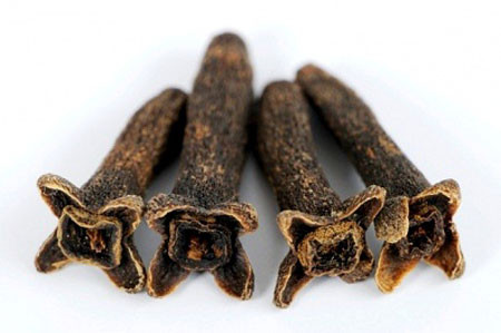 Chữa sai khớp, bong gân: đinh hương phối hợp với quế, gừng sống, dây đau xương, vỏ núc nác, hồi hương, vỏ sòi, lá canh châu, mủ xương rồng bà, lá náng, lá thầu dầu tía, lá kim cang, lá mua, huyết giác, hạt trấp, hạt máu chó, lá bưởi bung, lá tầm gửi cây khế (lượng các vị bằng nhau), giã nhỏ, sao nóng và chườm. Xem thêm:Điểm danh 12 loại rau, quả dễ nhiễm thuốc trừ sâu hàng đầu 2012