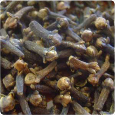 Chữa đinh râu: đinh hương 1 phần, đọt cây dứa dại 2 phần, giã nát, đắp băng. Xem thêm:Điểm danh 12 loại rau, quả dễ nhiễm thuốc trừ sâu hàng đầu 2012