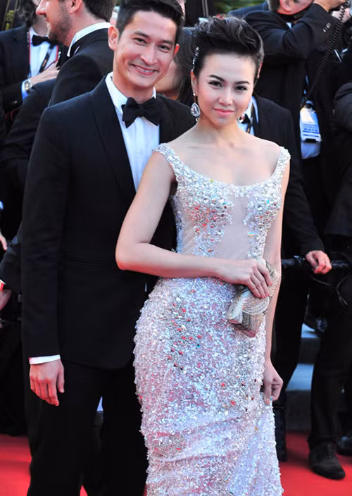 Còn tại LHP Cannes, để khoe sắc bên các người đẹp Hollywood, cô chọn cách vuốt gọn phần tóc bên thái dương, riêng phần mái được uốn xoăn nhẹ và đánh bồng lên giúp tăng vẻ gợi cảm. Xem thêm:Cơn sốt "Thiên sứ 9X": Tóc rẽ ngôi, cằm nhọn xinh như Thanh Hằng