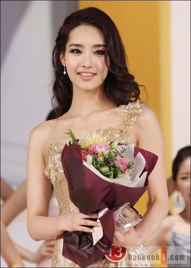 Trước khi tham dự cuộc thi này, Kim Yu Mi từng đoạt danh hiệu Hoa hậu Seoul 2012. Xem thêm:Biến hóa "đôi mắt ma lực" như Sao Hàn Trước khi tham dự cuộc thi này, Kim Yu Mi từng đoạt danh hiệu Hoa hậu Seoul 2012. Xem thêm:Biến hóa "đôi mắt ma lực" như Sao Hàn