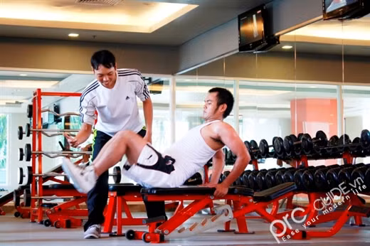 Trang phục khi tập: Nên mặc áo ba lỗ, quần đùi và chọn loại sịp thể thao cotton thoáng mát. Tuyệt đối không nên mặc quần boxer hoặc các loại quần lót quá nóng. Cũng không nên mặc quần jean hay kaki khi tập. Xem thêm:Điểm danh một số loại rau, quả giúp hạ huyết áp