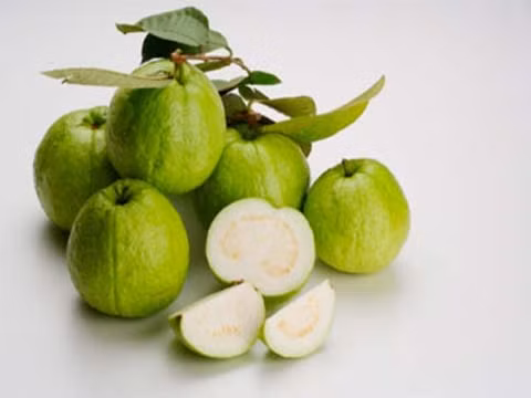 Có thể tìm thấy hàm lượng vitamin C dồi dào có trong cà chua, ớt chuông, khoai tây, rau bina, trái cây thuộc họ cam quýt, dâu tây, bông cải xanh, bắp cải, ổi, các loại rau có lá màu xanh sẫm. Xem thêm:Điểm mặt những thực phẩm tốt nhất cho bữa sáng của trẻ