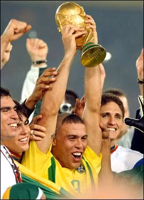 Ronaldo muốn quay trở lại thời "ba chỏm"? (Ảnh: NS) Xem thêm:David Beckham: cầu thủ sành điệu nhất ngoài sân cỏ