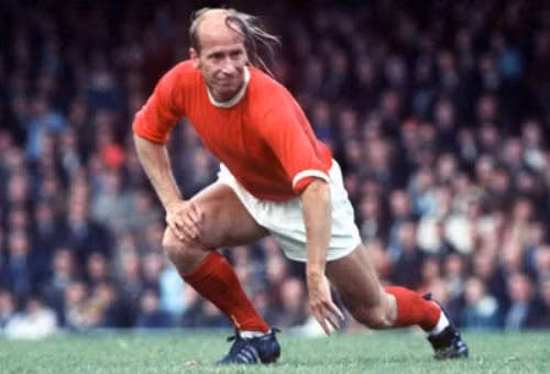 Huyền thoại của bóng đá Anh - Bobby Charlton trong những năm 1960 với mái tóc "cuốn theo chiều gió" có một không hai.(Ảnh: MU) Xem thêm:David Beckham: cầu thủ sành điệu nhất ngoài sân cỏ