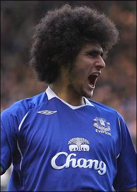 Fellaini với cái "tổ chim" được úp vào đầu.(Ảnh: CNN) Xem thêm:David Beckham: cầu thủ sành điệu nhất ngoài sân cỏ