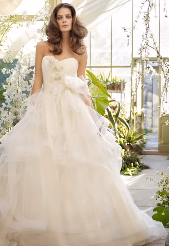 Nhẹ nhàng và bay bổng như áng mây trời, những chiếc váy cưới sẽ đem lại cho bạn vẻ đẹp hoàn hảo, vô cùng ngọt ngào Xem thêm: Bất chấp nắng nóng, cô dâu hóa "thiên thần" với váy cưới cực "cool"