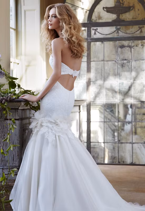 Chút sexy cho cô dâu thêm quyến rũ ngày vu quy Xem thêm: Bất chấp nắng nóng, cô dâu hóa "thiên thần" với váy cưới cực "cool"