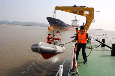 Huấn luyện động tác hạ xuồng tại Vùng Cảnh sát biển 1. Huấn luyện động tác hạ xuồng tại Vùng Cảnh sát biển 1.