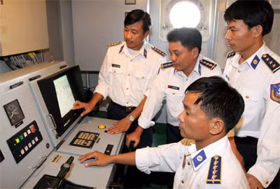Thượng úy Lê Văn Quế - Thuyền trưởng tàu CSB 2008 (ngoài cùng, bên phải) kiểm tra hệ số an toàn của máy trước lúc lên đường làm nhiệm vụ. Thượng úy Lê Văn Quế - Thuyền trưởng tàu CSB 2008 (ngoài cùng, bên phải) kiểm tra hệ số an toàn của máy trước lúc lên đường làm nhiệm vụ.
