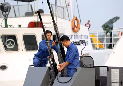 Nhân viên kỹ thuật tàu CSB 2008 Vùng 1 Cảnh sát biển bảo dưỡng vũ khí sau chuyến ra khơi. Nhân viên kỹ thuật tàu CSB 2008 Vùng 1 Cảnh sát biển bảo dưỡng vũ khí sau chuyến ra khơi.