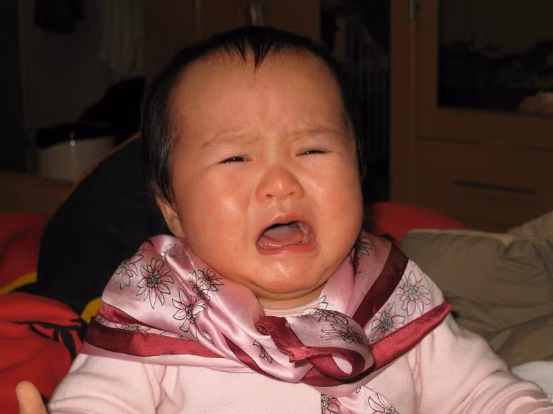 Bé bị ốm: Nếu bạn đã cho con ăn và thấy con hoàn toàn thoải mái (tã vẫn sạch, người đủ ấm...) nhưng bé vẫn khóc, hãy kiểm tra nhiệt độ để xem bé có bị ốm không. Tiếng khóc của bé khi ốm khác hẳn lúc đói hay khi cáu gắt, những ông bố bà mẹ trẻ sẽ sớm "đọc" được điều này và biết lúc nào cần đưa con đi khám. Xem thêm: Điểm mặt những thực phẩm tốt nhất cho bữa sáng của trẻ