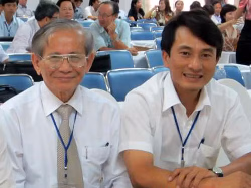 Thầy Trần Trung Hiếu với GS.VS.NGND Phan Huy Lê - Chủ tịch Hội Khoa học Lịch sử tại Hội thảo Khoa học Quốc gia về Dạy học môn Sử trong trường phổ thông Việt Nam, Đà Nẵng 8/2012. Ảnh TH