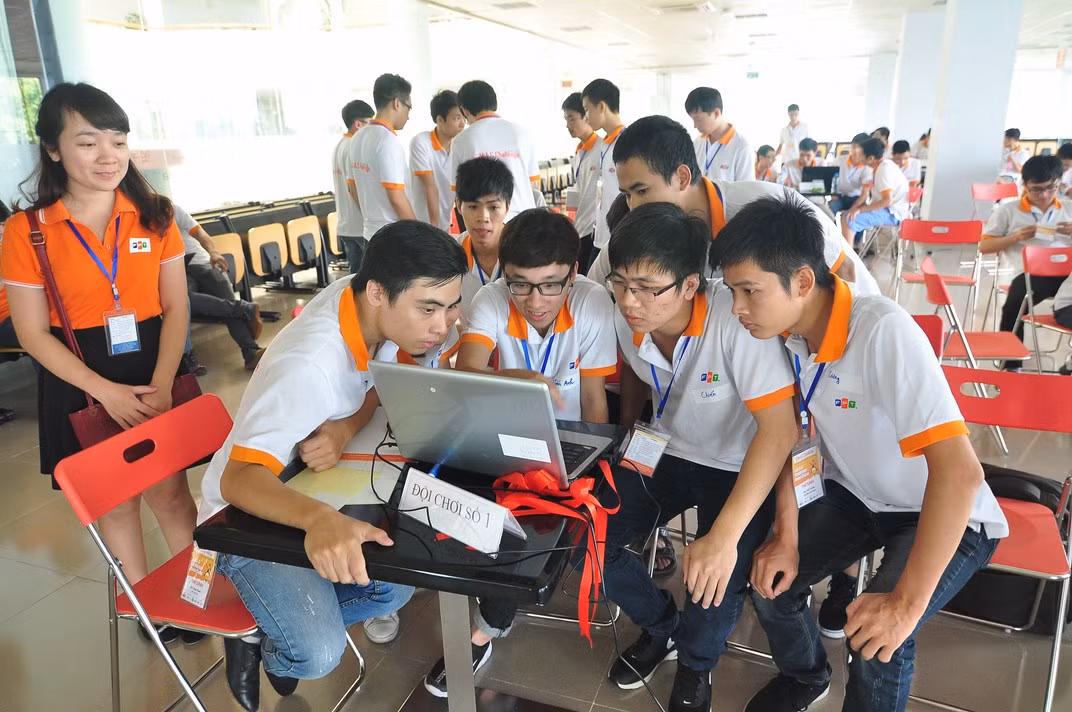 Các thí sinh cùng thảo luận nhóm. Ảnh Vân Anh Các thí sinh cùng thảo luận nhóm. Ảnh Vân Anh