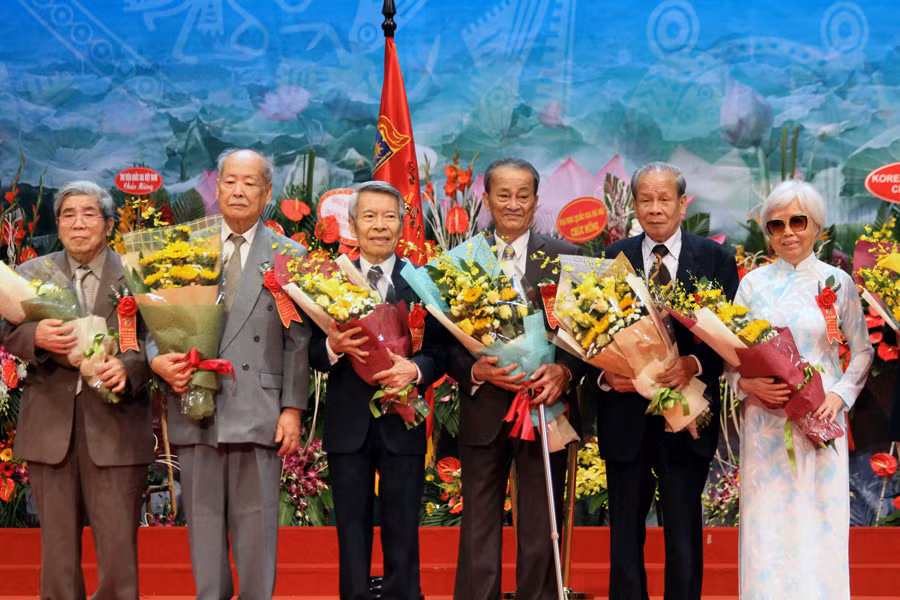 Tri ân các nhà giáo lão thành của mái trường Văn Khoa và Tổng hợp xưa kia. Ảnh Phương Thảo Tri ân các nhà giáo lão thành của mái trường Văn Khoa và Tổng hợp xưa kia. Ảnh Phương Thảo