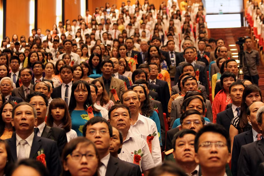 Các thệ thầy, trò trường Đại học Khoa học xã hội và Nhân văn trong buổi kỷ niệm 70 truyền thống và 20 năm thành lập. Ảnh Phương Thảo Các thệ thầy, trò trường Đại học Khoa học xã hội và Nhân văn trong buổi kỷ niệm 70 truyền thống và 20 năm thành lập. Ảnh Phương Thảo