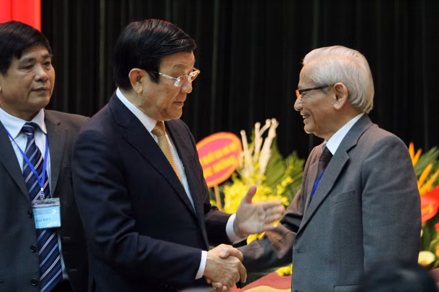 Chủ tịch nước Trương Tấn Sang trao đổi với Nhà giáo Phan Huy Lê tại Đại hội. Ảnh Xuân Trung