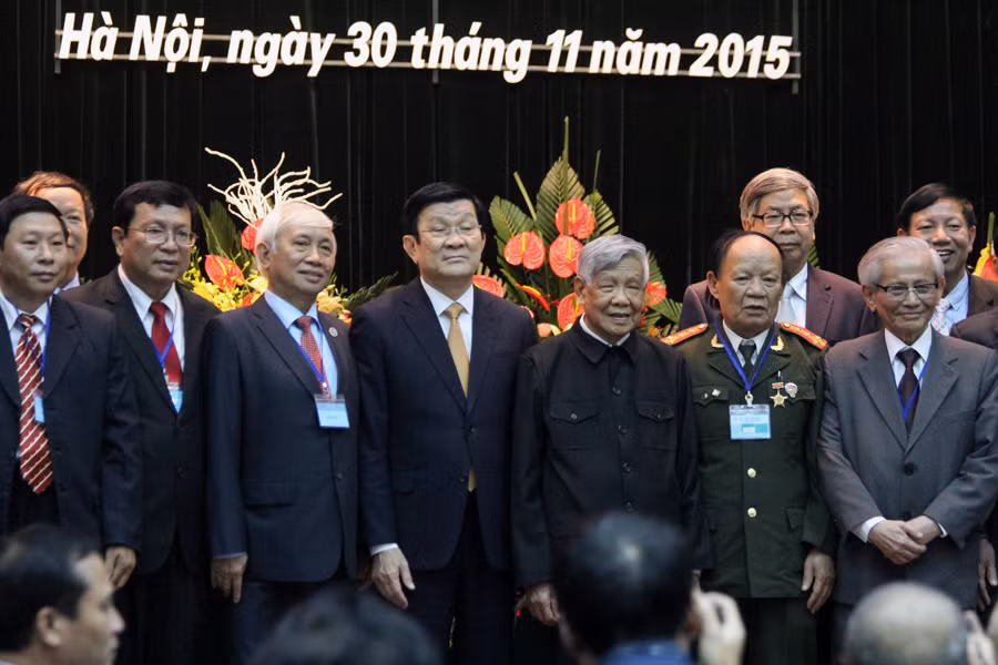 Chủ tịch nước chụp ảnh với các nhà sử học.