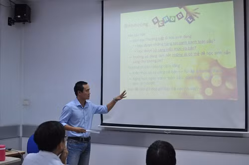 Thầy Quang chia sẻ nhiều câu chuyện đáng nhớ trong quá trình triển khai mô hình giáo viên quản nhiệm tại trường. Thầy Quang chia sẻ nhiều câu chuyện đáng nhớ trong quá trình triển khai mô hình giáo viên quản nhiệm tại trường.