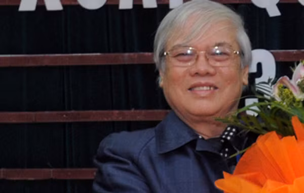 Nhà giáo Hồ Quang Diệu đã 55 năm trong nghề dạy học, đã từng chứng kiến nhiều lần chủ trương, chính sách, đổi mới giáo dục, nhưng lần này ông vẫn cảm thấy nhiều băn khoăn. Ảnh Trường THPT Đông Đô. Nhà giáo Hồ Quang Diệu đã 55 năm trong nghề dạy học, đã từng chứng kiến nhiều lần chủ trương, chính sách, đổi mới giáo dục, nhưng lần này ông vẫn cảm thấy nhiều băn khoăn. Ảnh Trường THPT Đông Đô.