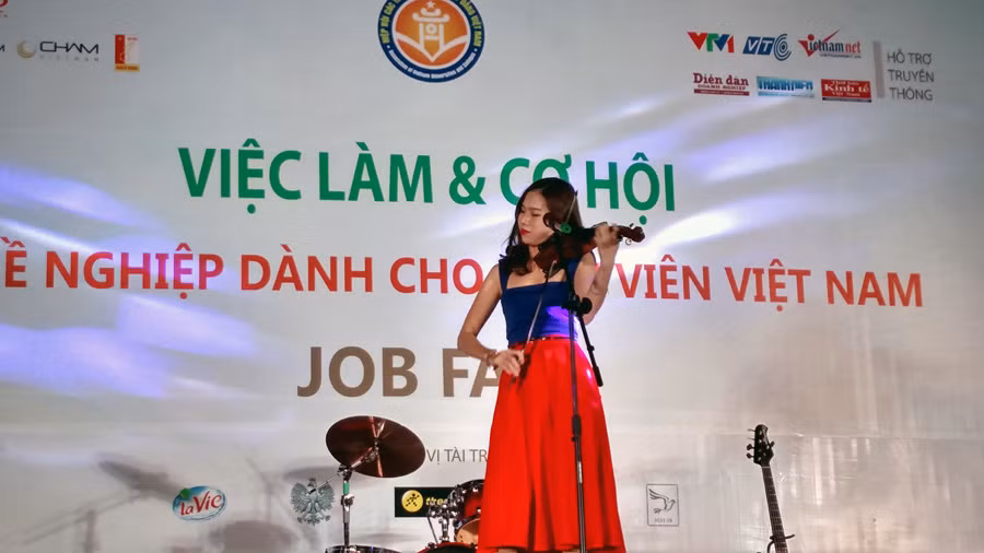 Các tiết mục văn nghệ của ngày hội việc làm tối ngày 19/12. Các tiết mục văn nghệ của ngày hội việc làm tối ngày 19/12.